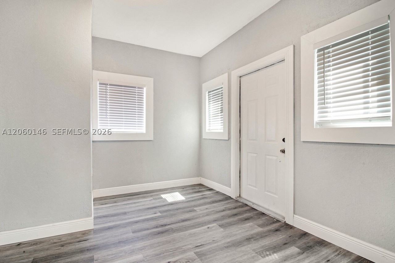 327 Sw 20th St #2 - Photo 5 of 17