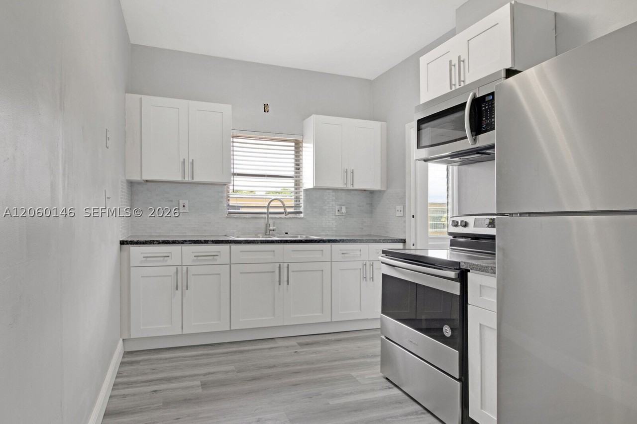 327 Sw 20th St #2 - Photo 6 of 17