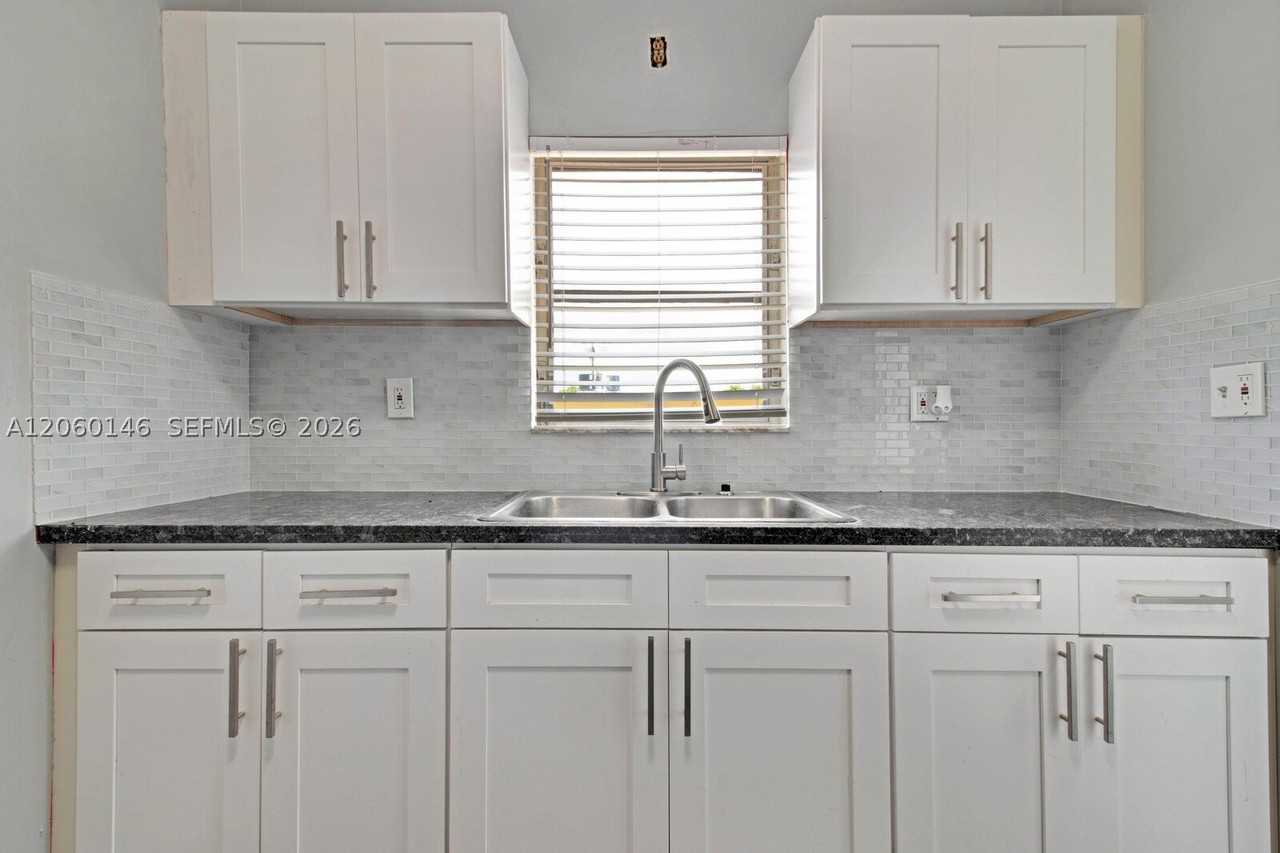 327 Sw 20th St #2 - Photo 7 of 17