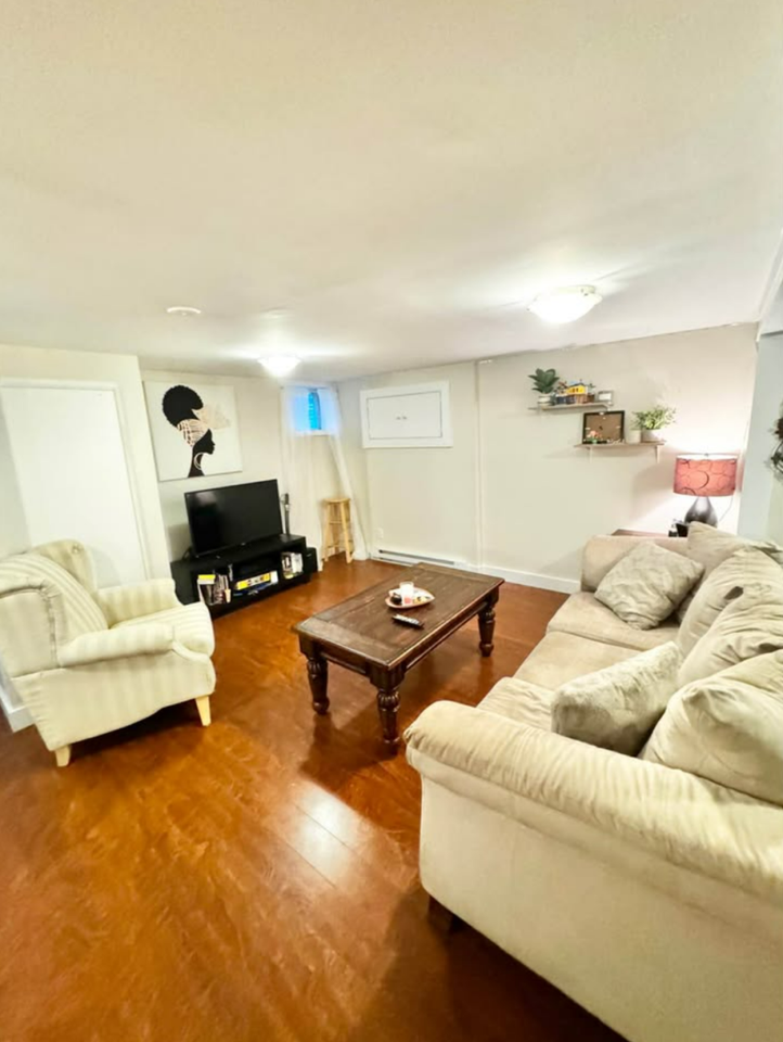 998 Smythe St - Photo 5 of 10