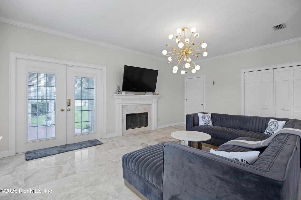 200 Sunstone Ct - Photo 4 of 33