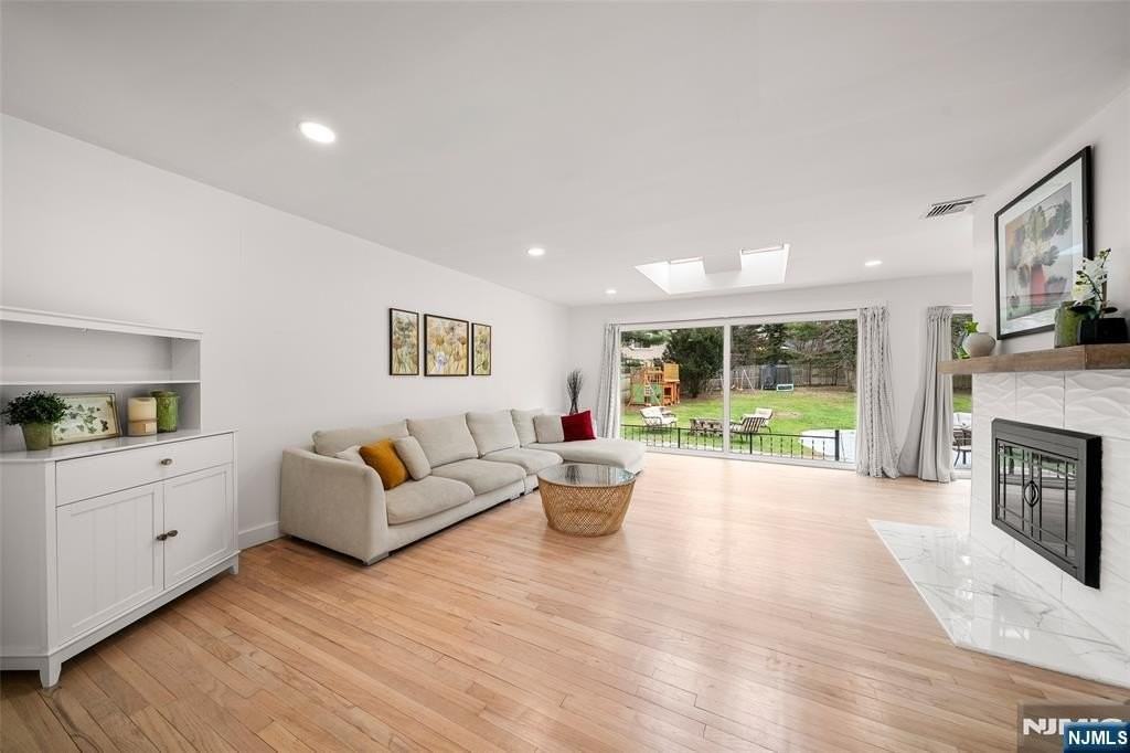7 Wierimus Ln - Photo 2 of 33