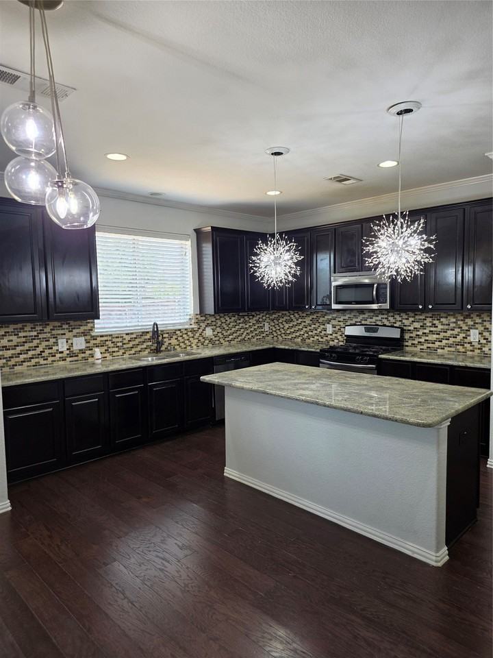 1320 Wheatear Dr - Photo 3 of 33