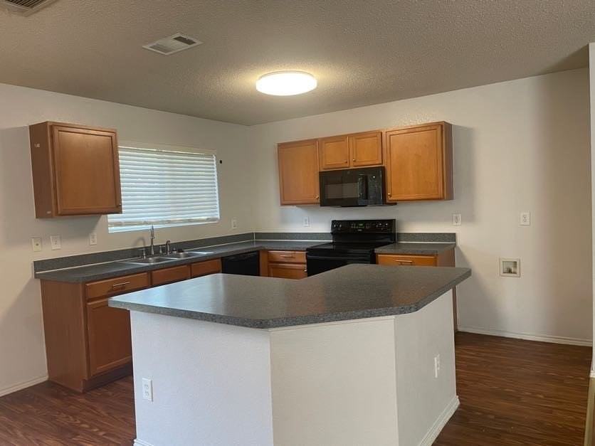 820 Eagle Dr - Photo 3 of 12