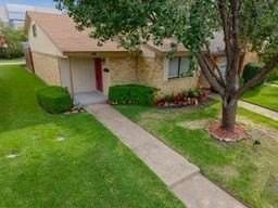 2011 Towngate Dr - Photo 4 of 31