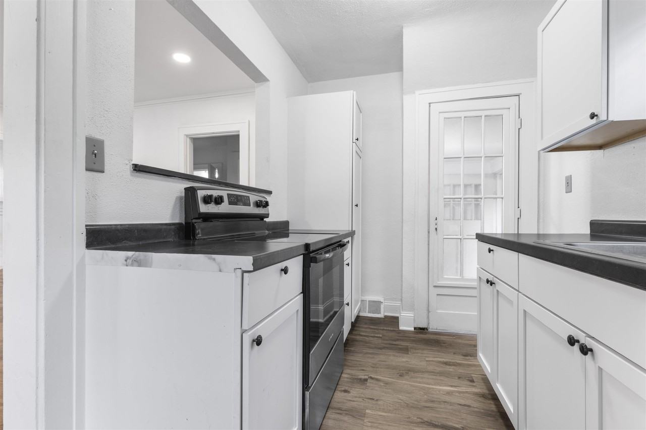 1812 Huffman Blvd - Photo 2 of 17