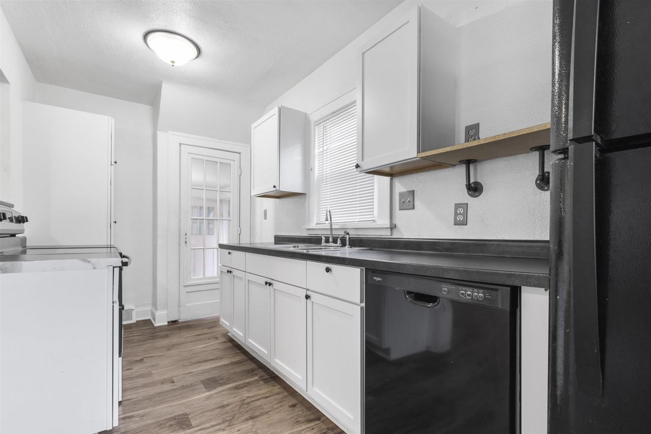 1812 Huffman Blvd - Photo 3 of 17