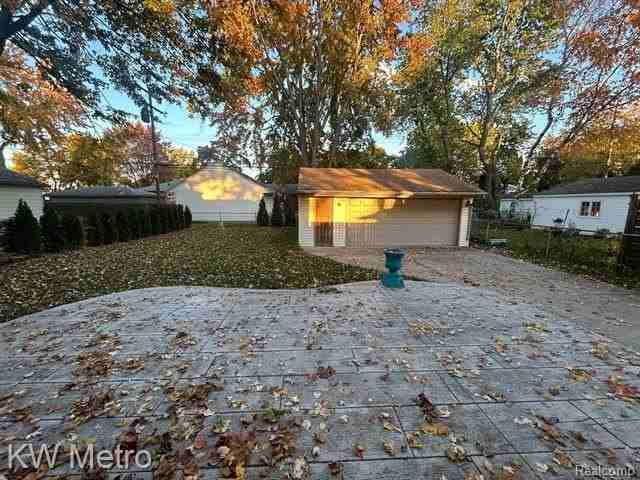 1210 Kenilworth Pl - Photo 2 of 17