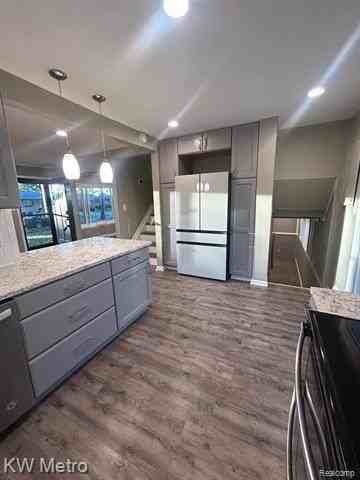 1210 Kenilworth Pl - Photo 5 of 17