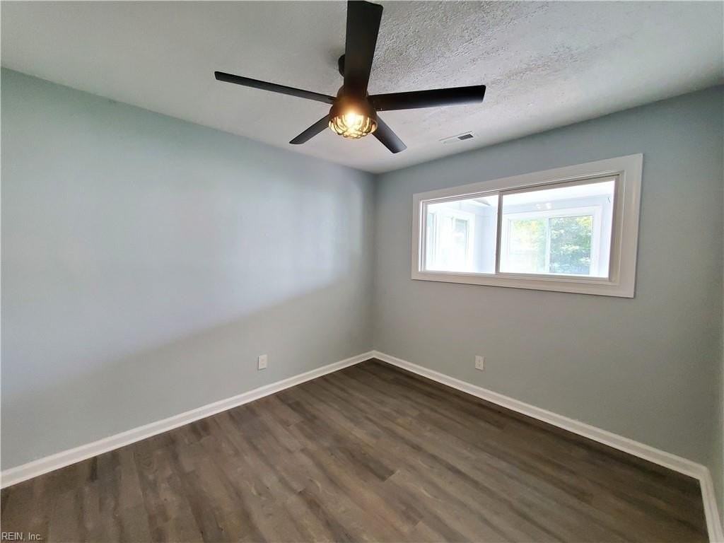 1537 Selden St - Photo 5 of 13