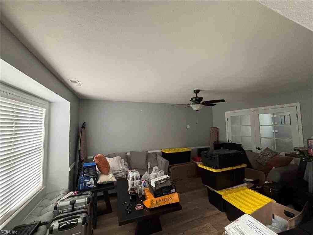 3145 Crestwood Ln - Photo 4 of 37