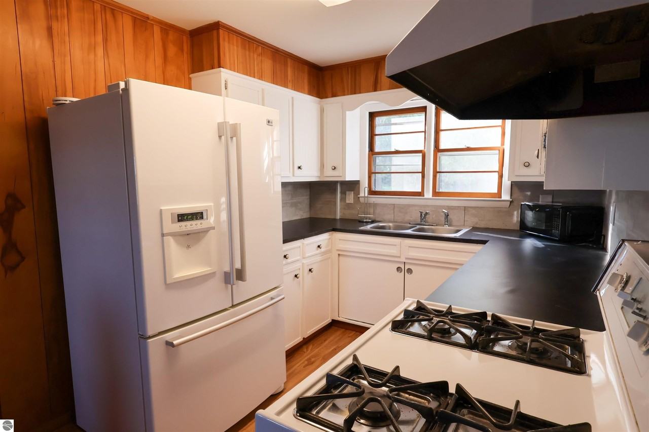 1043 Cranberry Pike - Photo 3 of 22