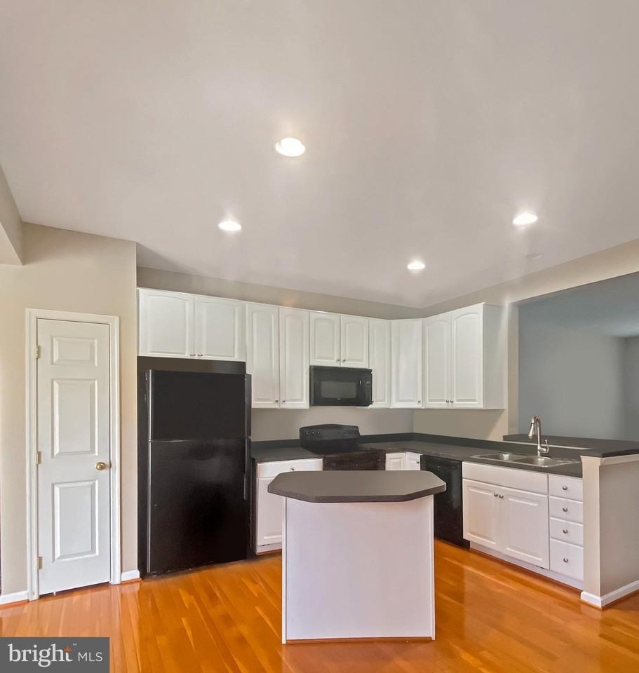 106 Pittman Ct - Photo 2 of 13