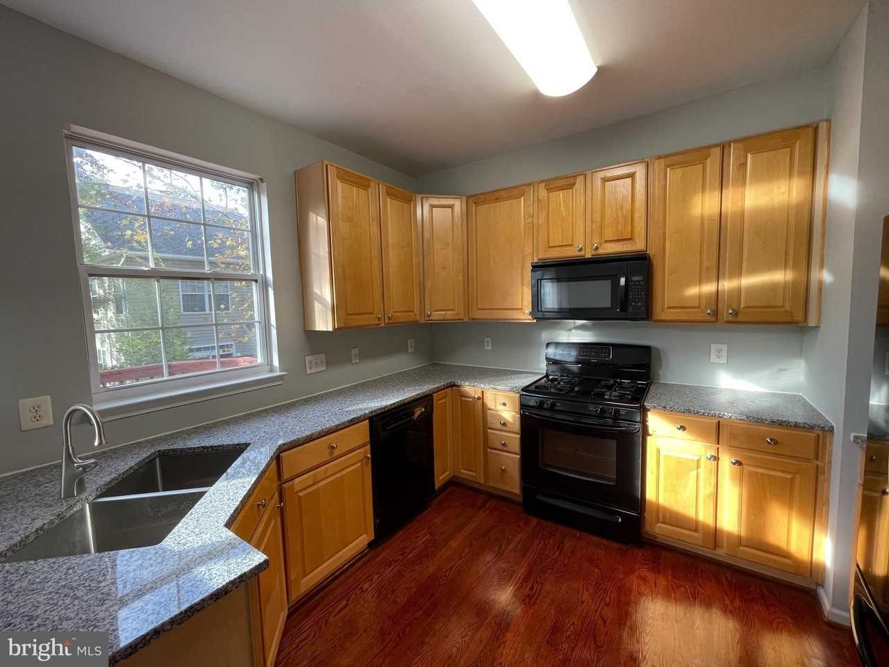 4106 Hazelwood Ct - Photo 7 of 25