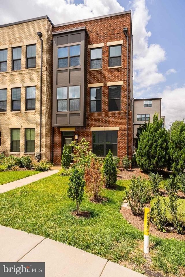 13001 Hattontown Sq - Photo 2 of 50