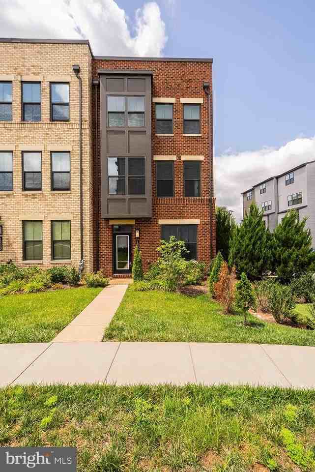 13001 Hattontown Sq - Photo 4 of 50