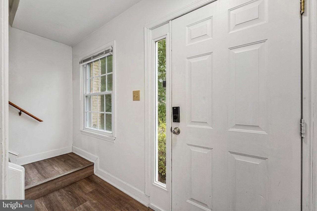 14707 Bentley Sq - Photo 2 of 26