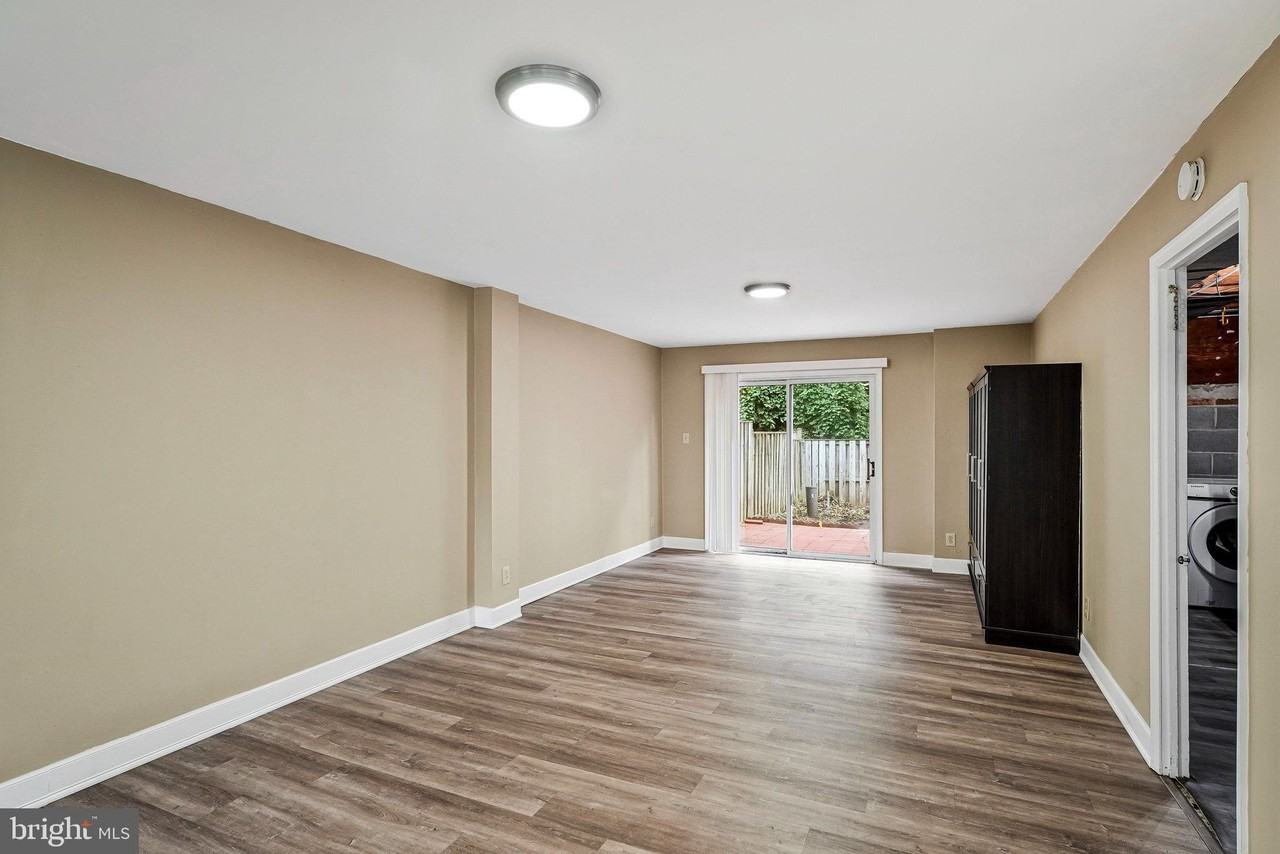 14707 Bentley Sq - Photo 3 of 26
