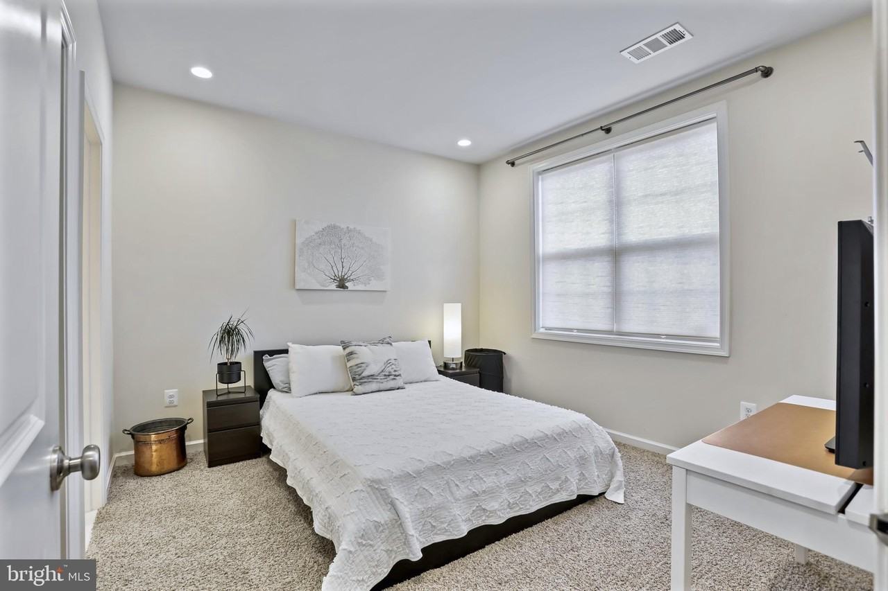 22462 Cambridgeport Sq - Photo 4 of 21