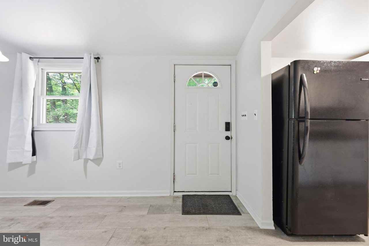371 Oak Hill Rd - Photo 2 of 50