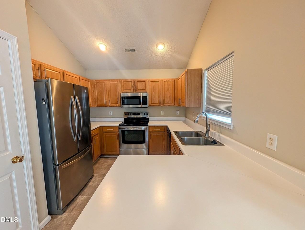404 Commons Dr - Photo 4 of 20