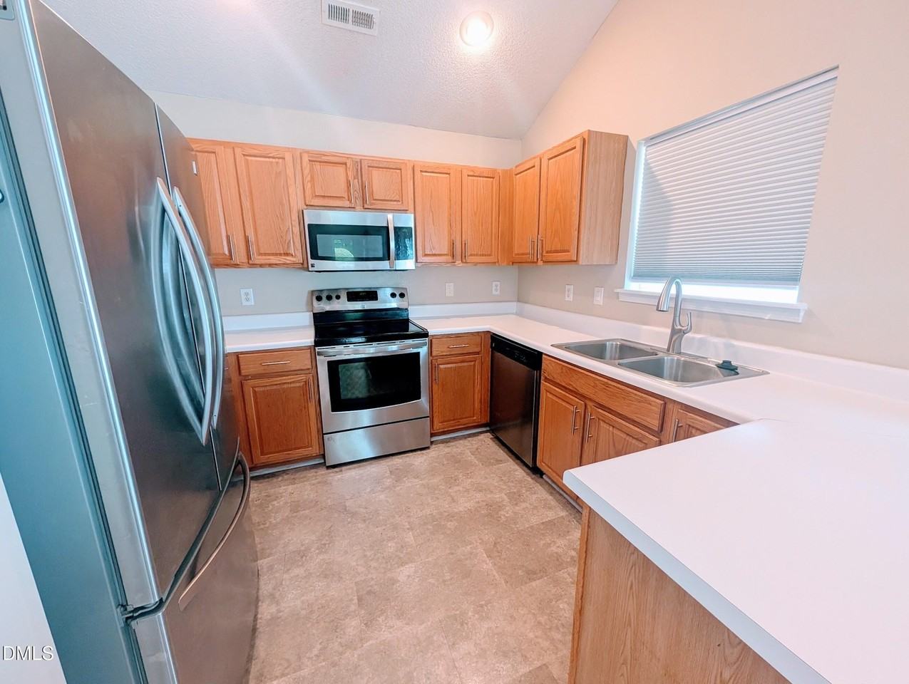 404 Commons Dr - Photo 5 of 20