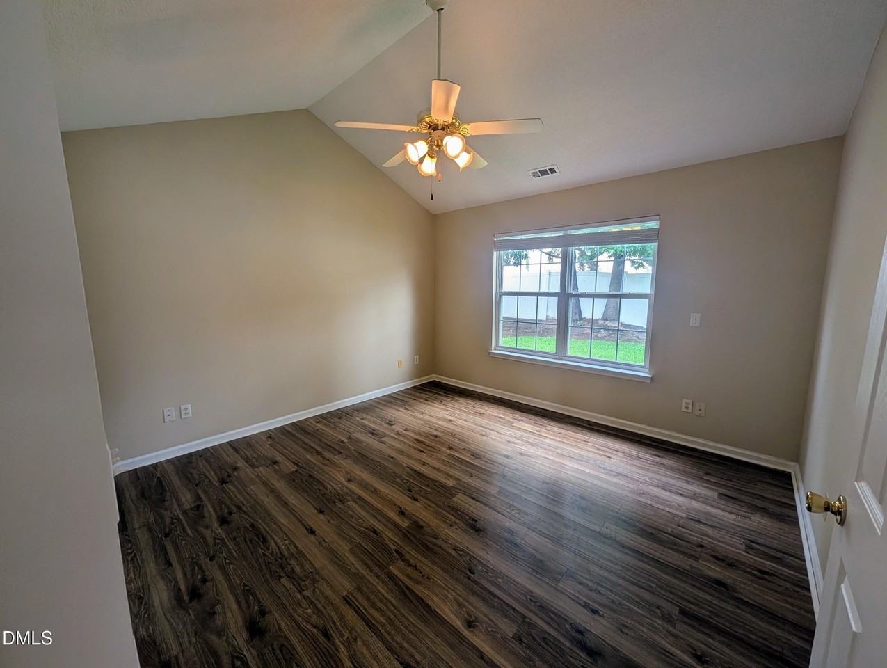 404 Commons Dr - Photo 6 of 20