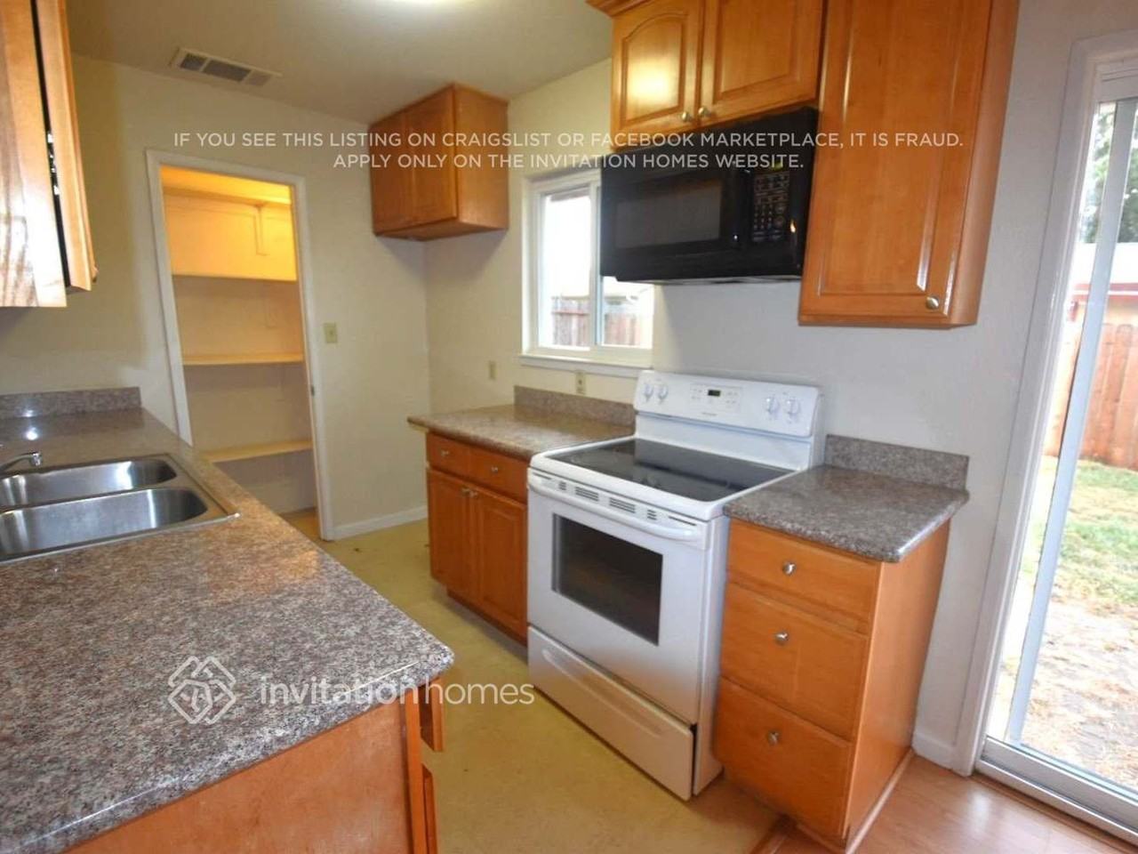221 Elwood St - Photo 3 of 7