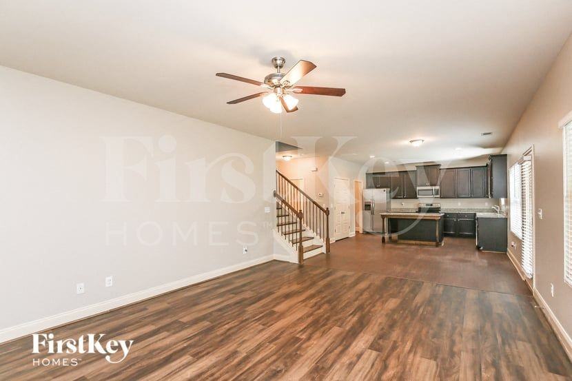 835 Sassafras Ln - Photo 2 of 15