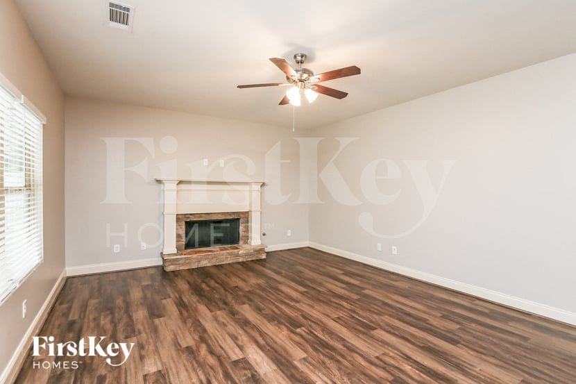 835 Sassafras Ln - Photo 3 of 15