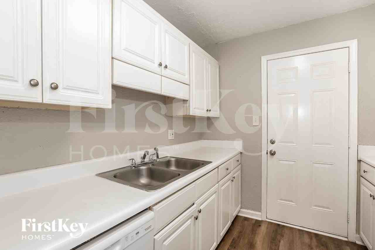 1910 Brownsville Rd #2 - Photo 5 of 19