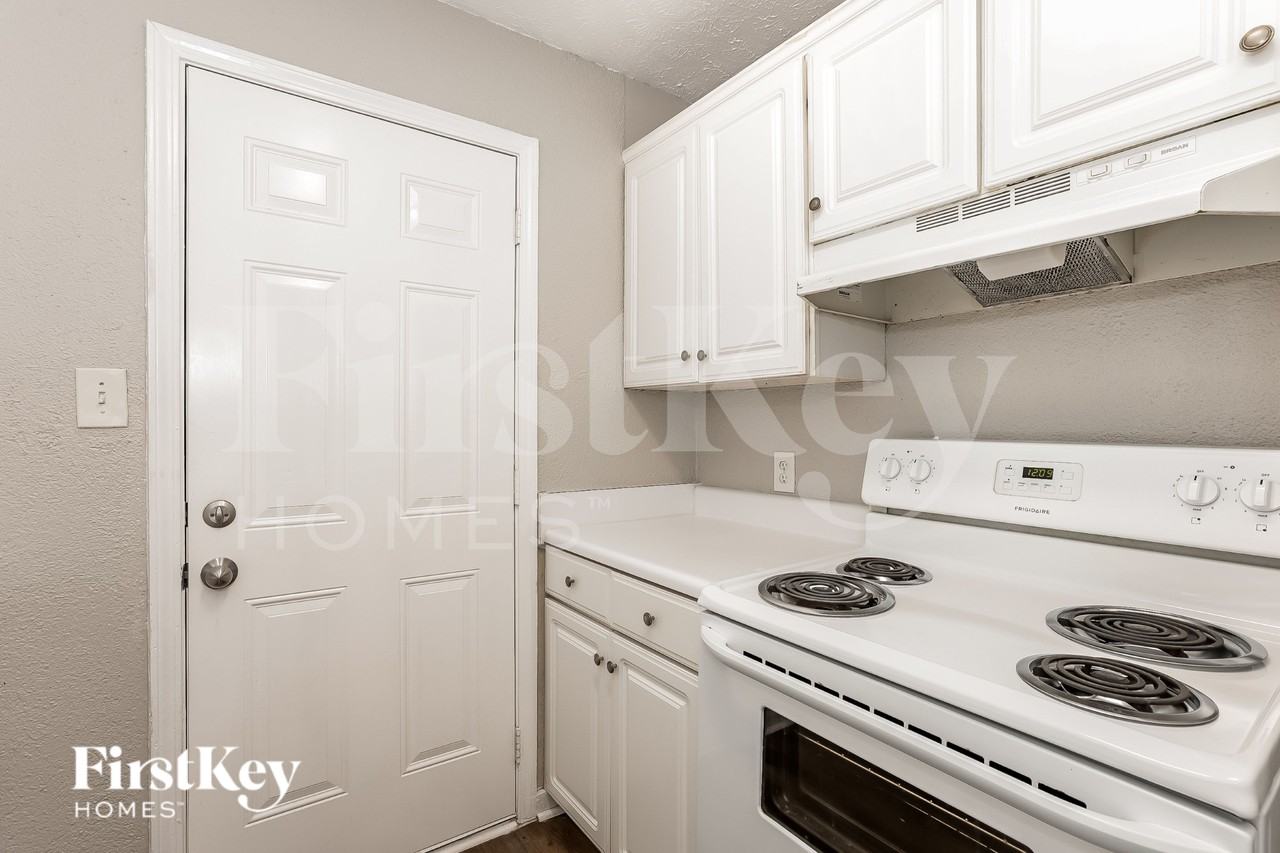 1910 Brownsville Rd #2 - Photo 6 of 19