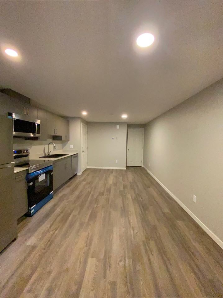 15642 19 Ave Sw - Photo 2 of 11