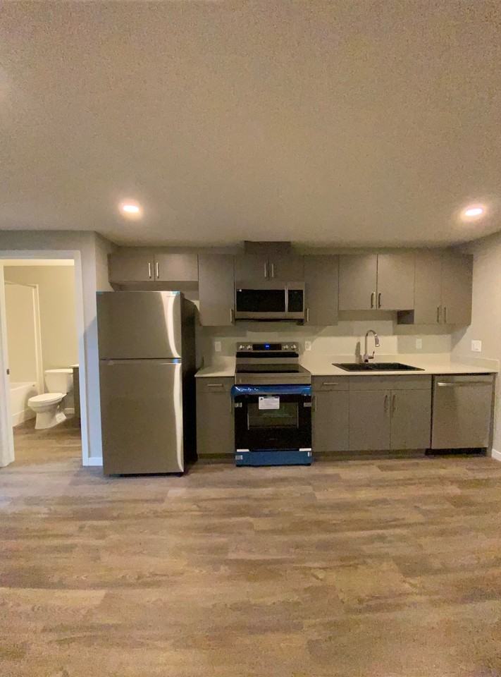 15642 19 Ave Sw - Photo 3 of 11