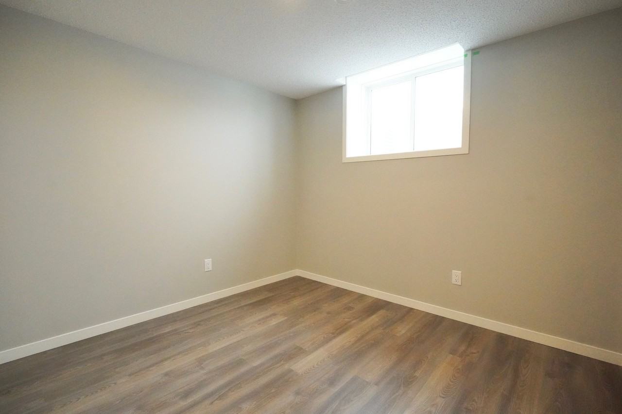 15642 19 Ave Sw - Photo 4 of 11