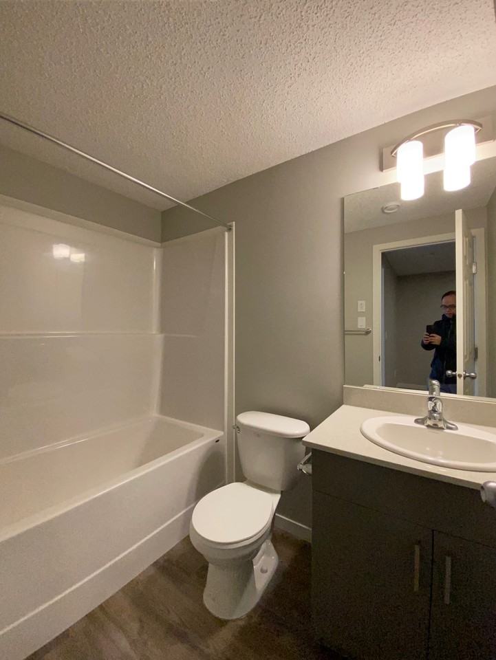 15642 19 Ave Sw - Photo 7 of 11