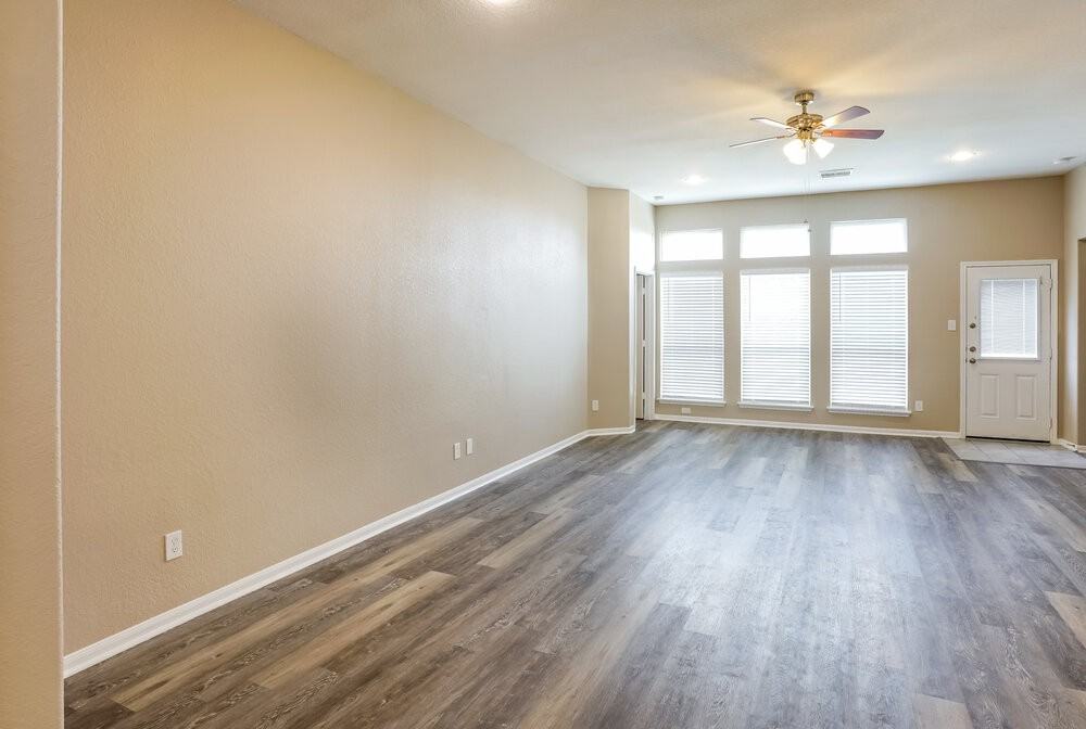 1902 Walnut Green Cir - Photo 4 of 16