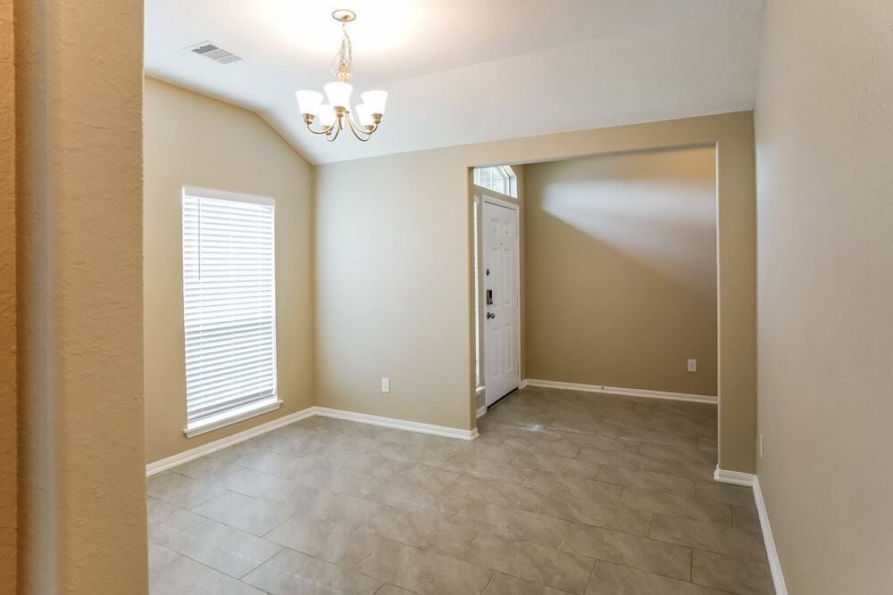 1902 Walnut Green Cir - Photo 5 of 16