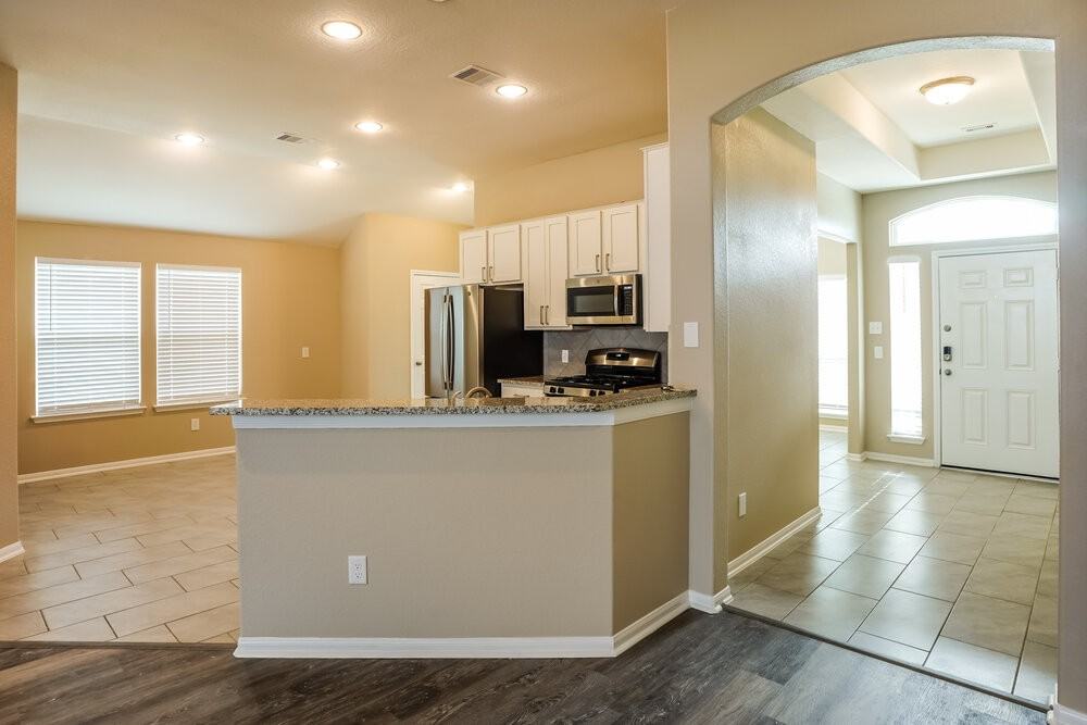 1902 Walnut Green Cir - Photo 6 of 16