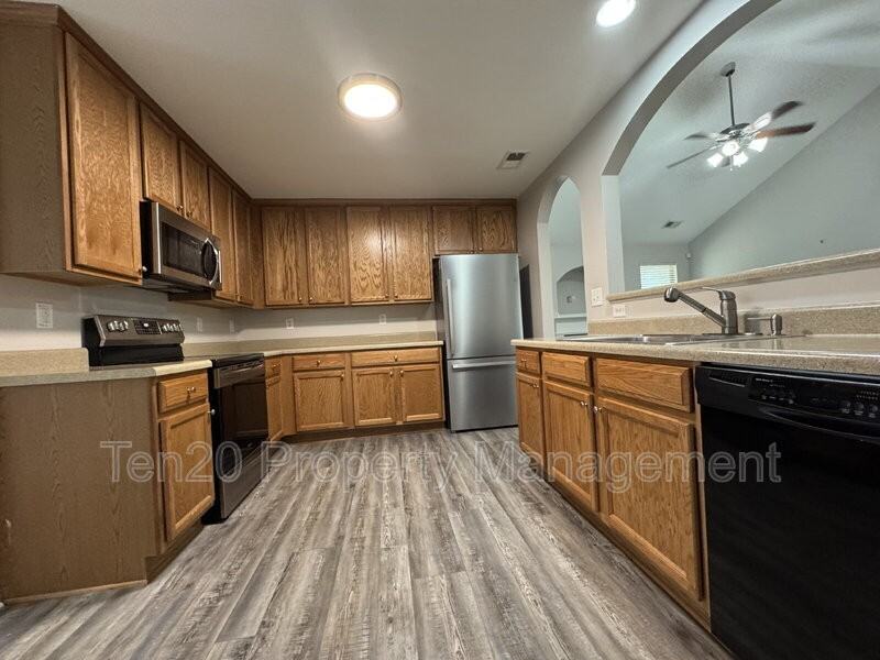400 Gwynnes Way - Photo 7 of 29