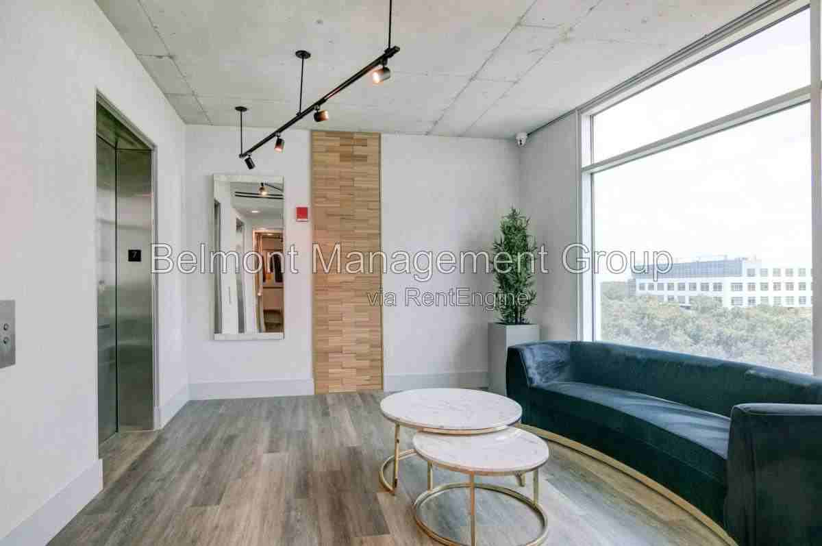 525 E Jackson St #704 - Photo 5 of 10