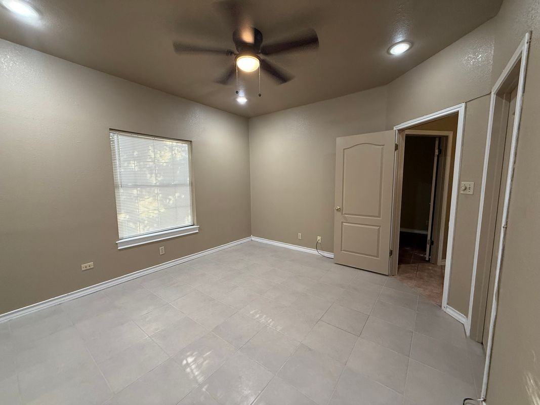 1401 E Gustavus St ##16 - Photo 2 of 17