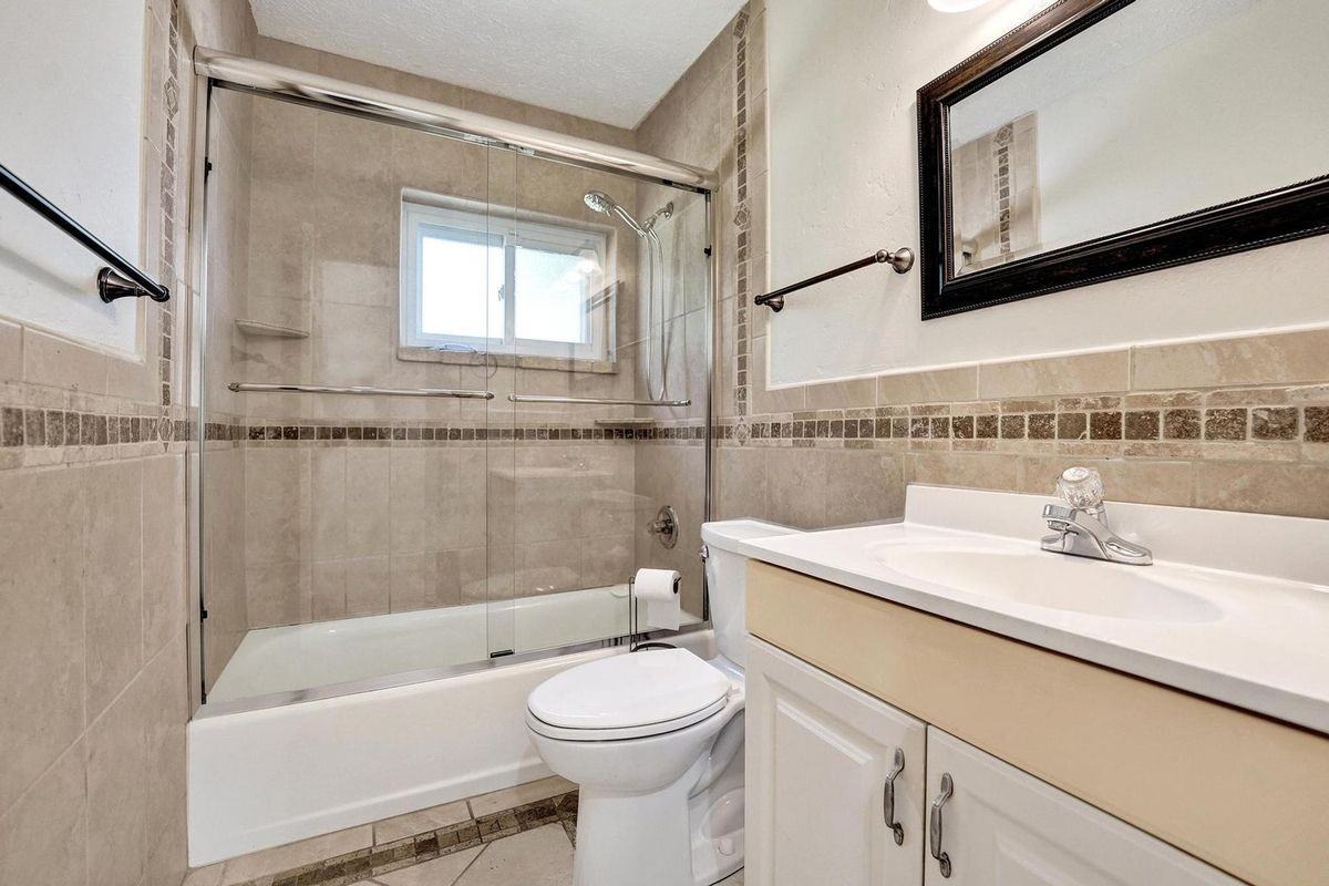 300 Sw 19th Ave - Photo 2 of 12