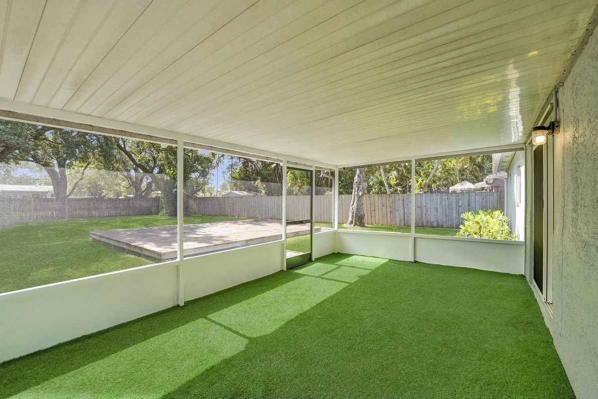 300 Sw 19th Ave - Photo 3 of 12