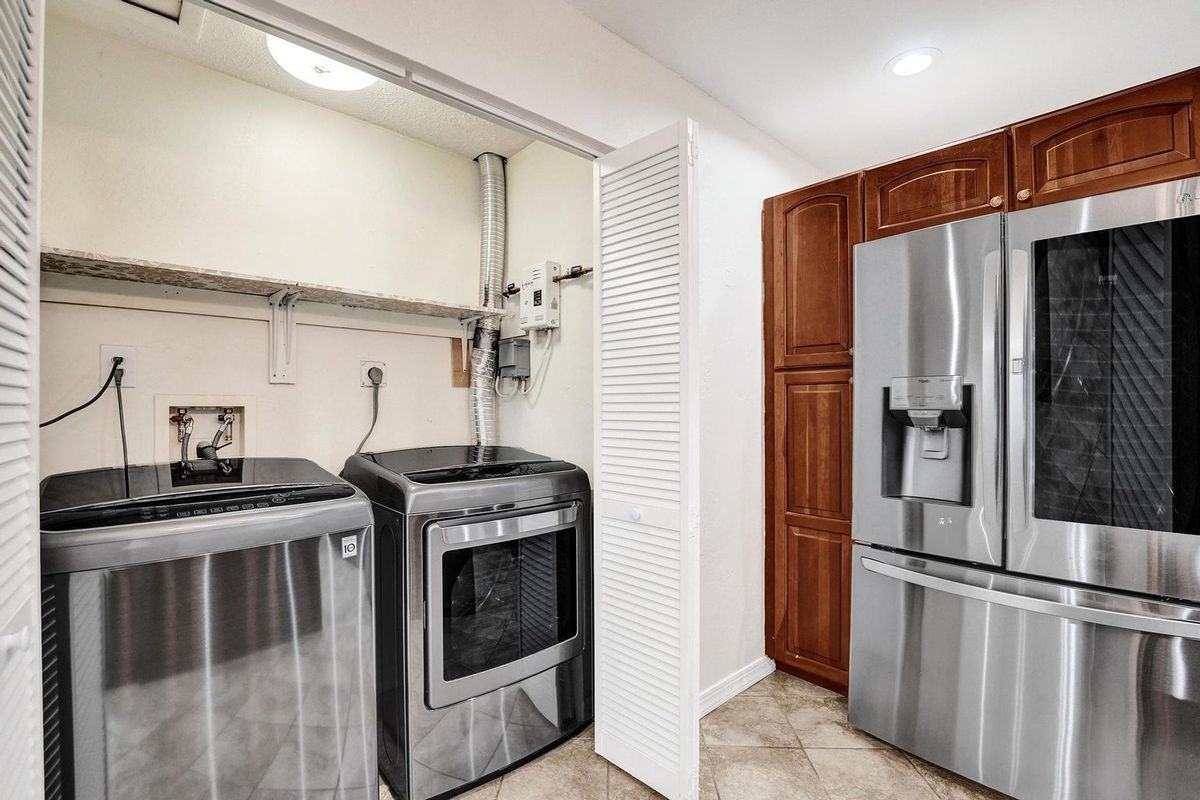 300 Sw 19th Ave - Photo 4 of 12