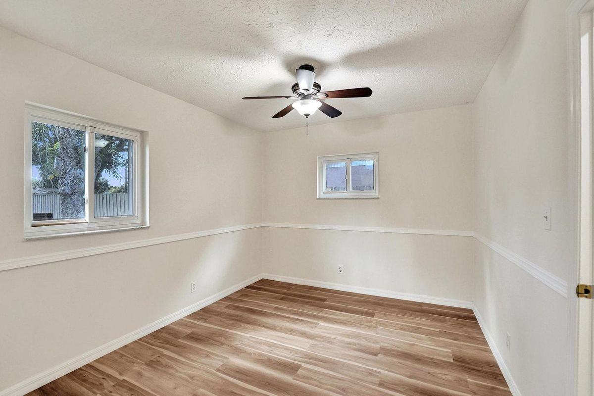 300 Sw 19th Ave - Photo 5 of 12