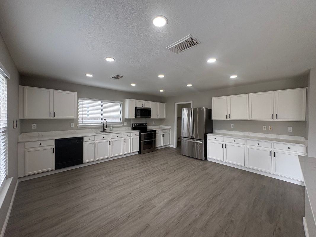 8110 Stagwood Hl - Photo 2 of 5