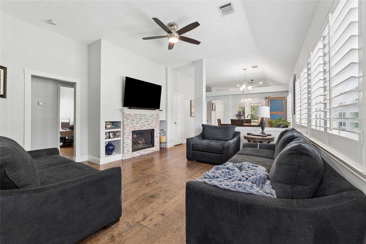 1701 Prescott Dr - Photo 3 of 24