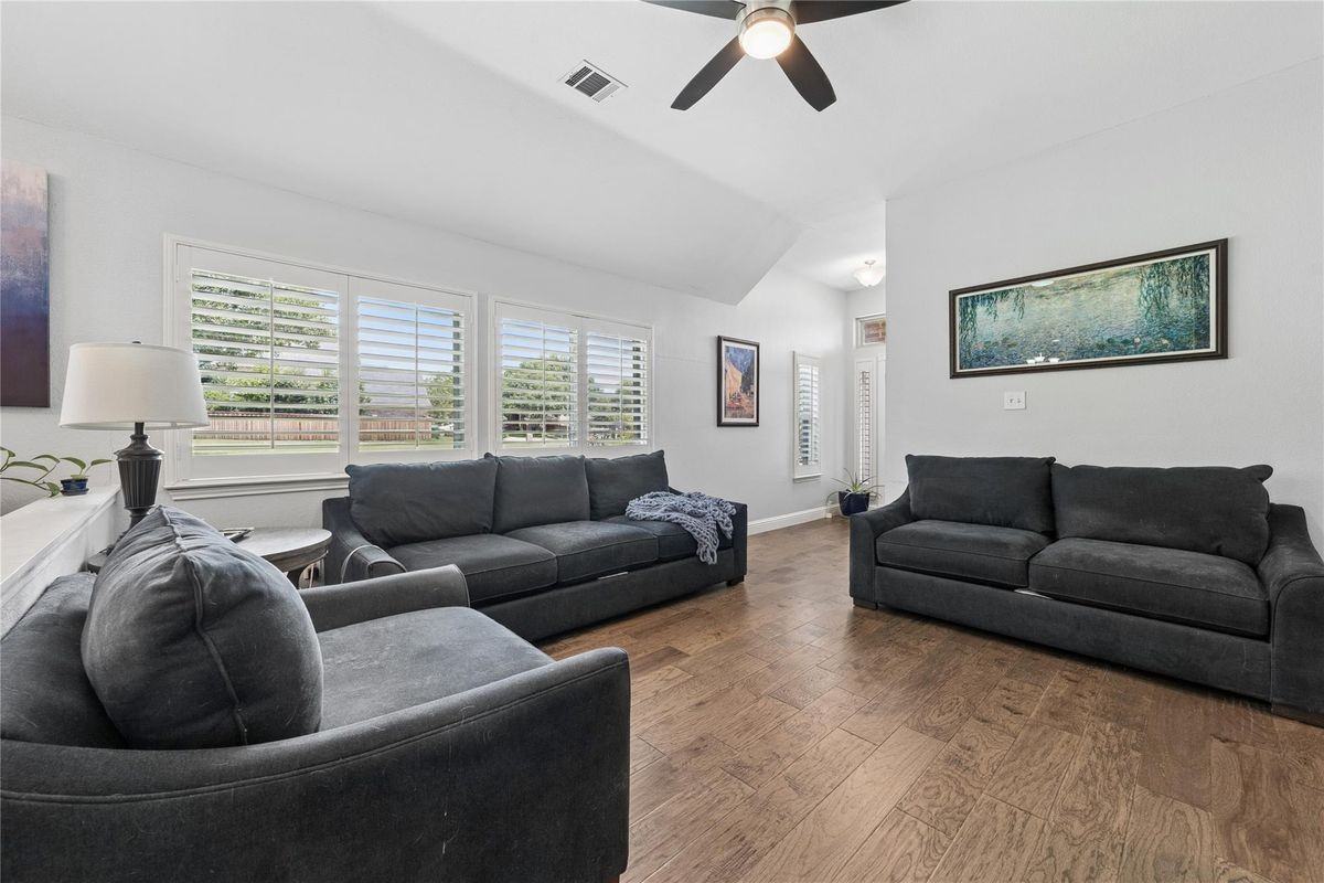 1701 Prescott Dr - Photo 4 of 24