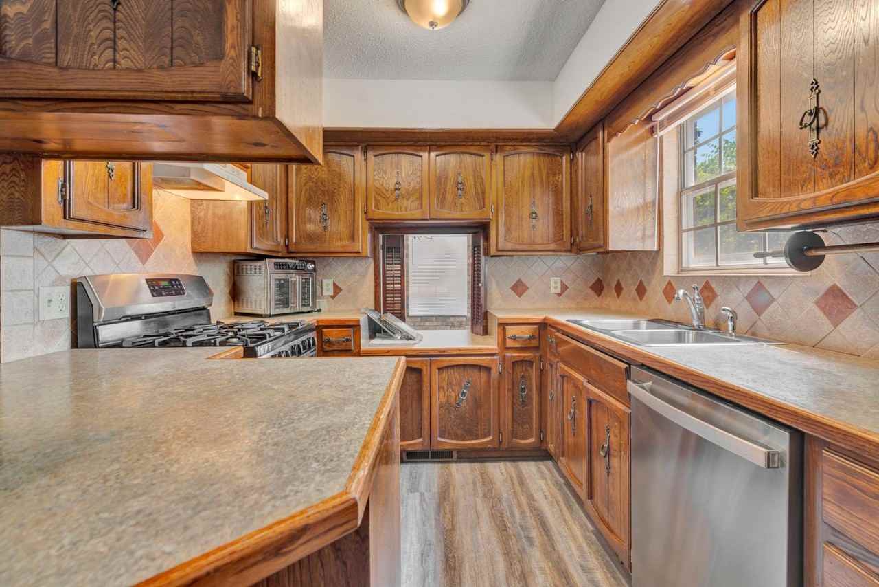 1660 W Palmer Pl - Photo 7 of 27